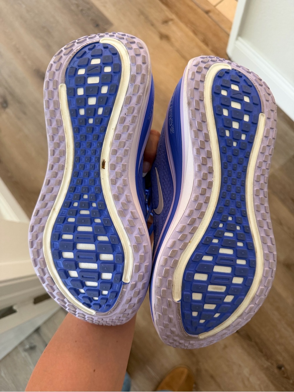 Nike Blue Sneakers with Pink-Red Accents - Picture 5 of 6